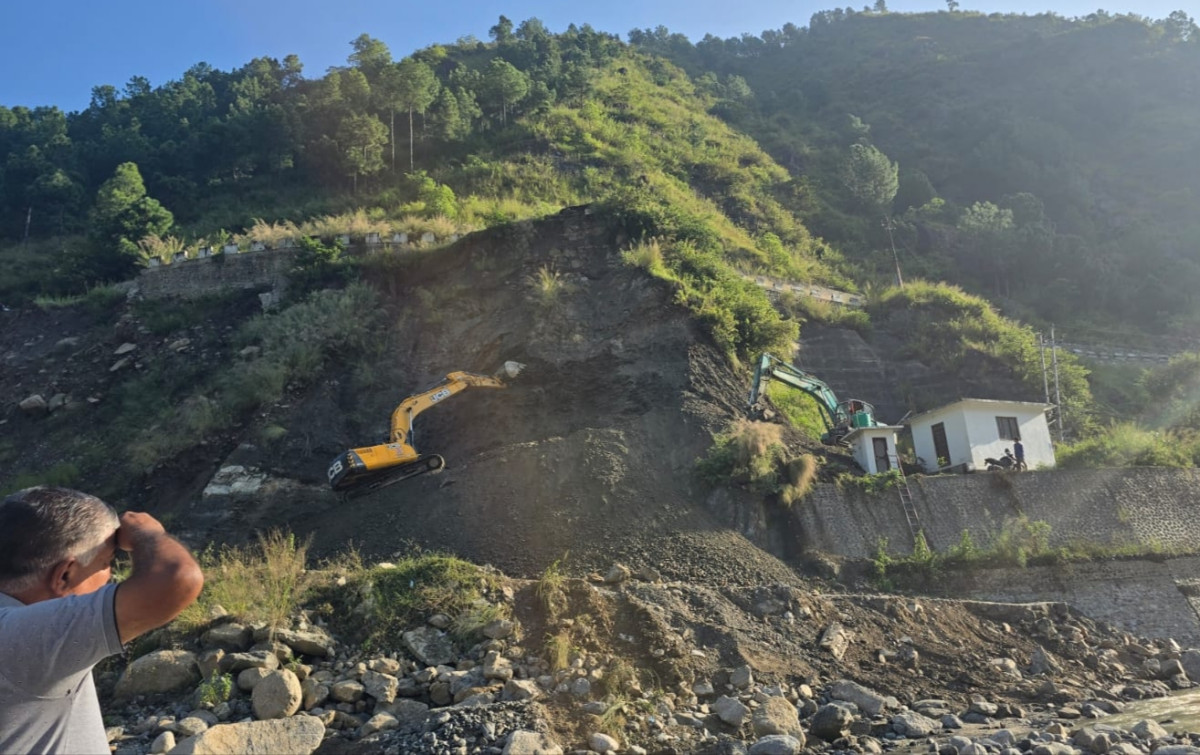 बीपी राजमार्ग खुल्यो, तत्काललाई साना सवारीसाधन मात्र सञ्चालन