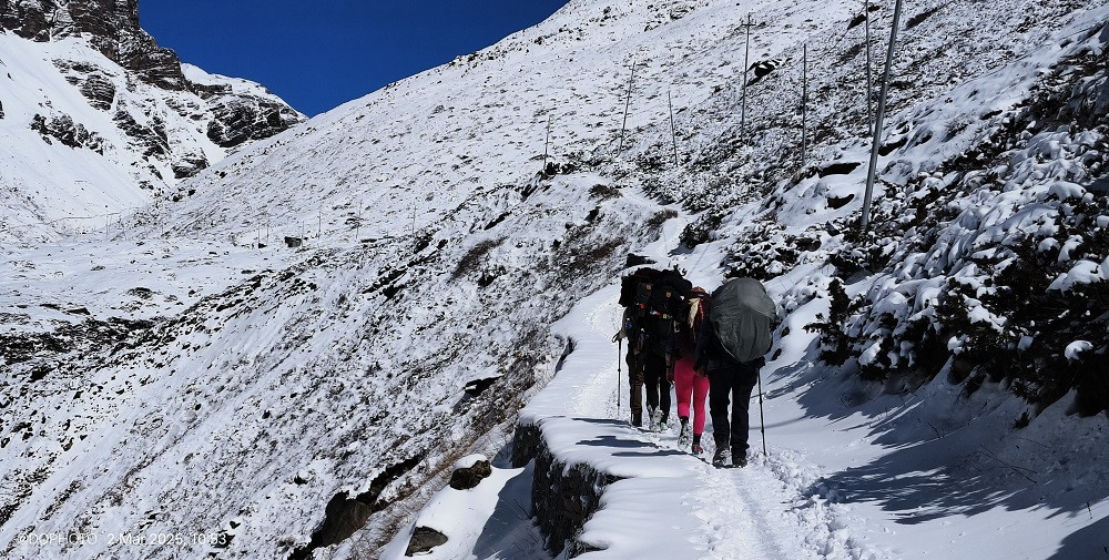 हिउँ हटेपछि थोराङ्ला पासमा पदयात्रीको चहलपहल