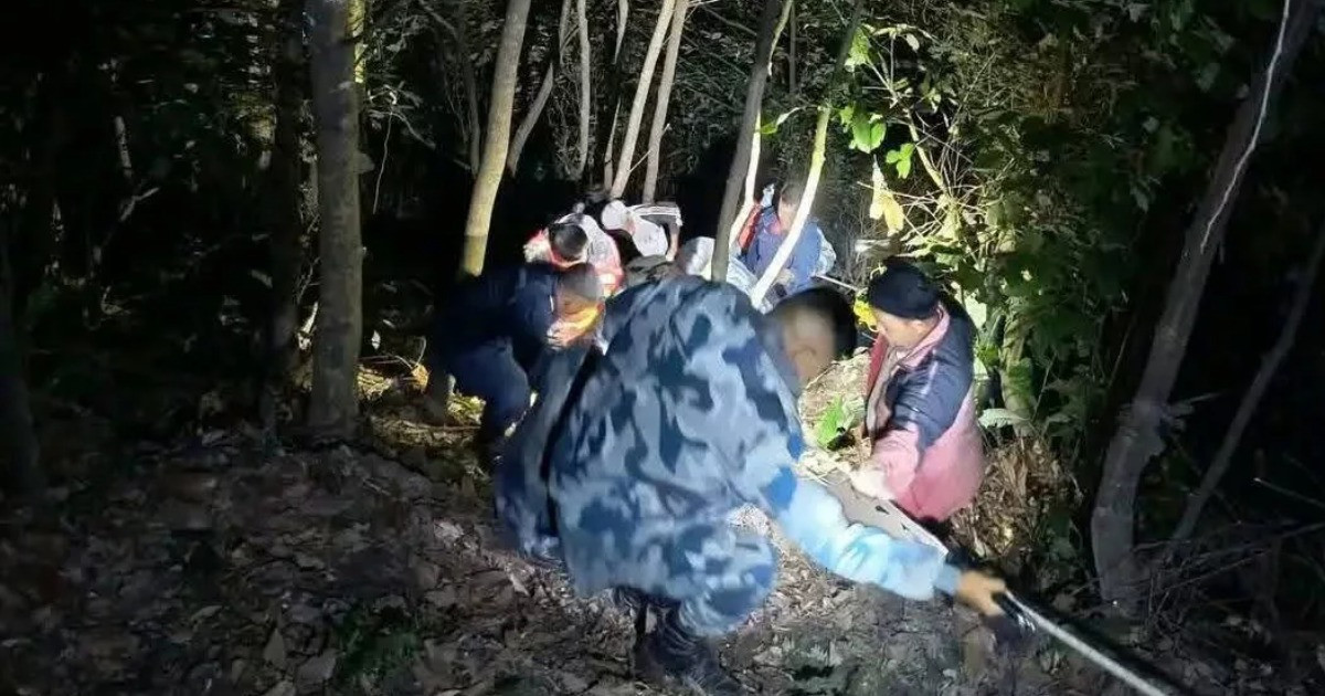 झापाबाट काठमाडौँ आउँदै गरेको माइक्रोबस दुर्घटना : तीन जना घाइते
