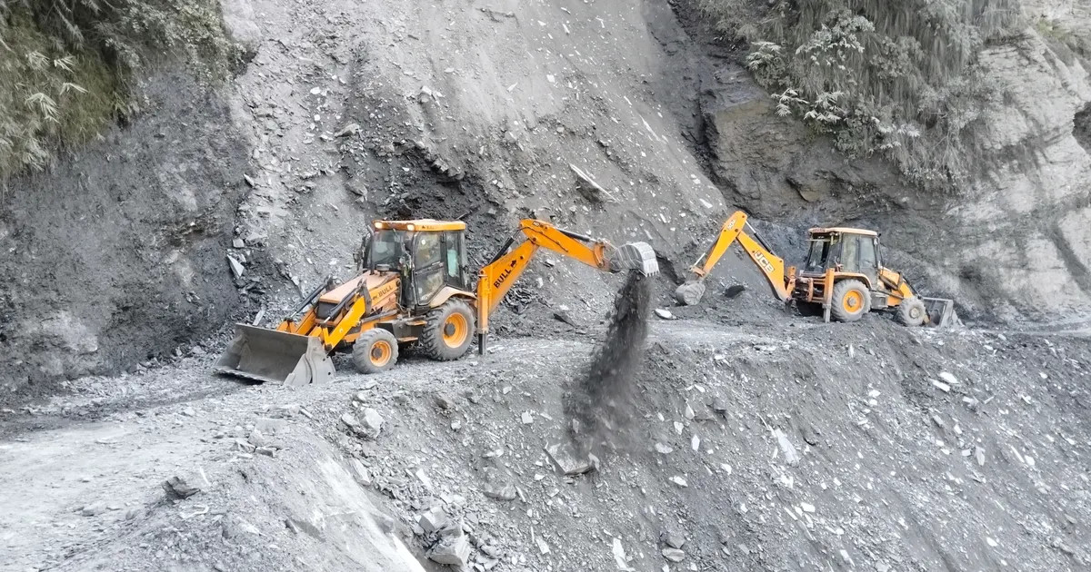 फापरखेत पहिरो पन्छाइयो, बेनी–दरबाङ सडकमा यातायात सहज