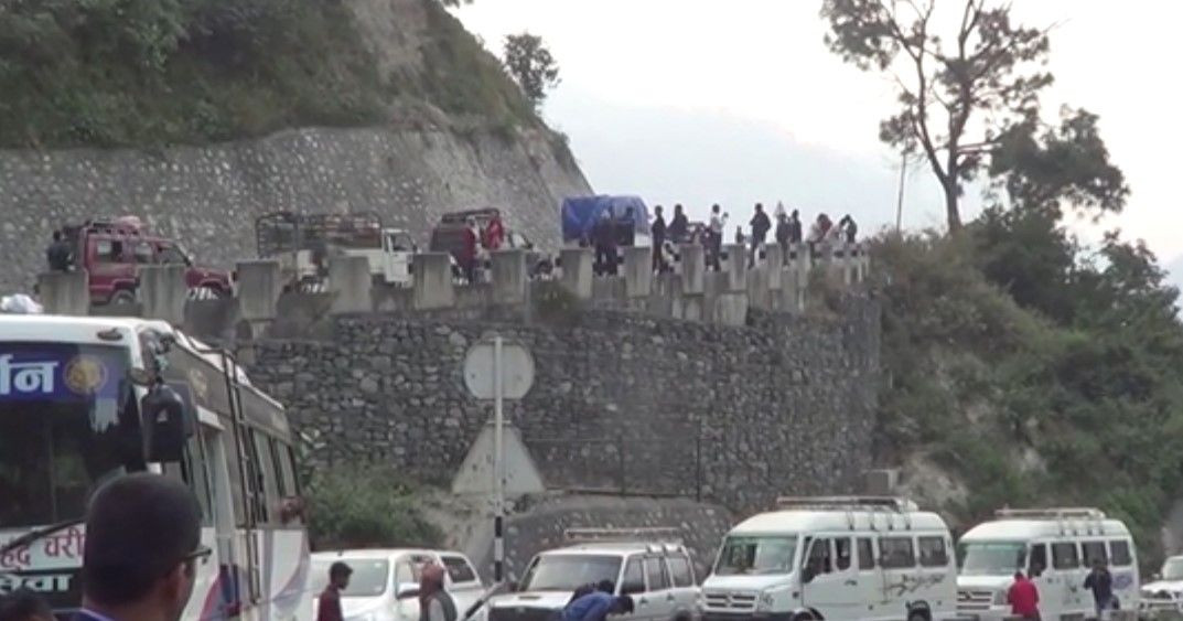 पहिरोका कारण बीपी राजमार्ग अवरुद्ध